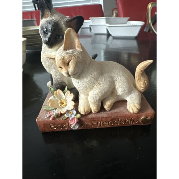 A Country Artist Kitten Tales Book of Friendship Cat Figurine CA04664 - Picture 3 of 9